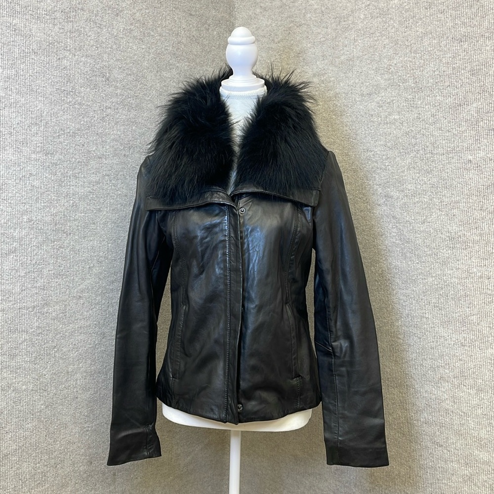 SOIA & KYO LEATHER FITTED JACKET WITH REMOVABLE  REAL FUR COLLAR .